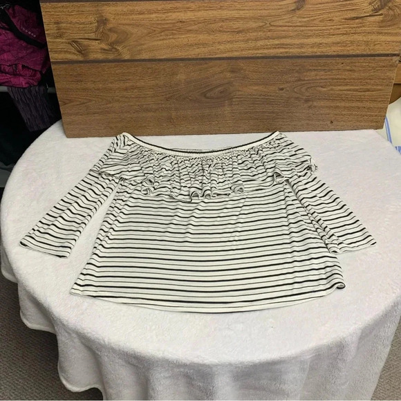 American Eagle Outfitters size small on/off shoulder cream/black ruffled top - Picture 6 of 6
